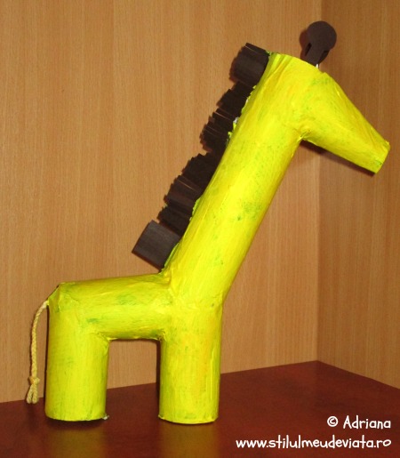 girafa realizata din tuburi de carton