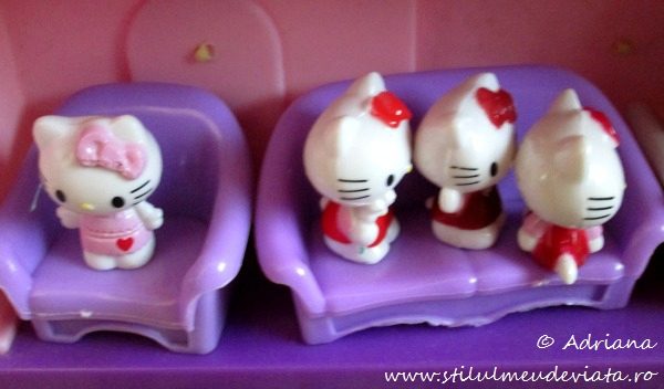 Ne jucam cu figurinele Hello Kitty!