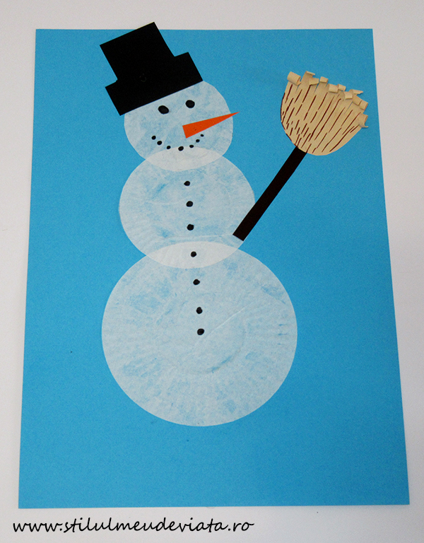Om de zăpadă din hârtie pentru brioșe